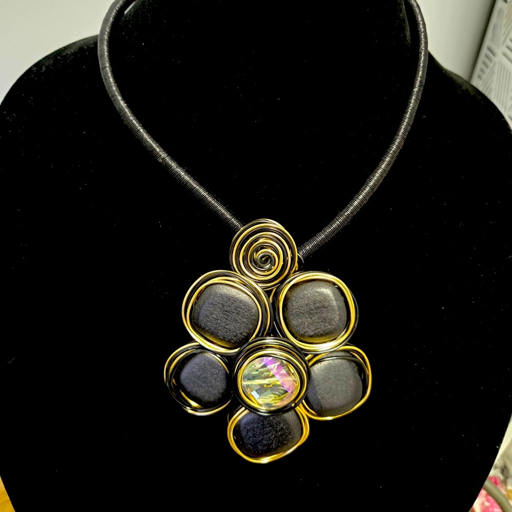 Stunning necklace , very classy and elegant. 
Black and Gold.